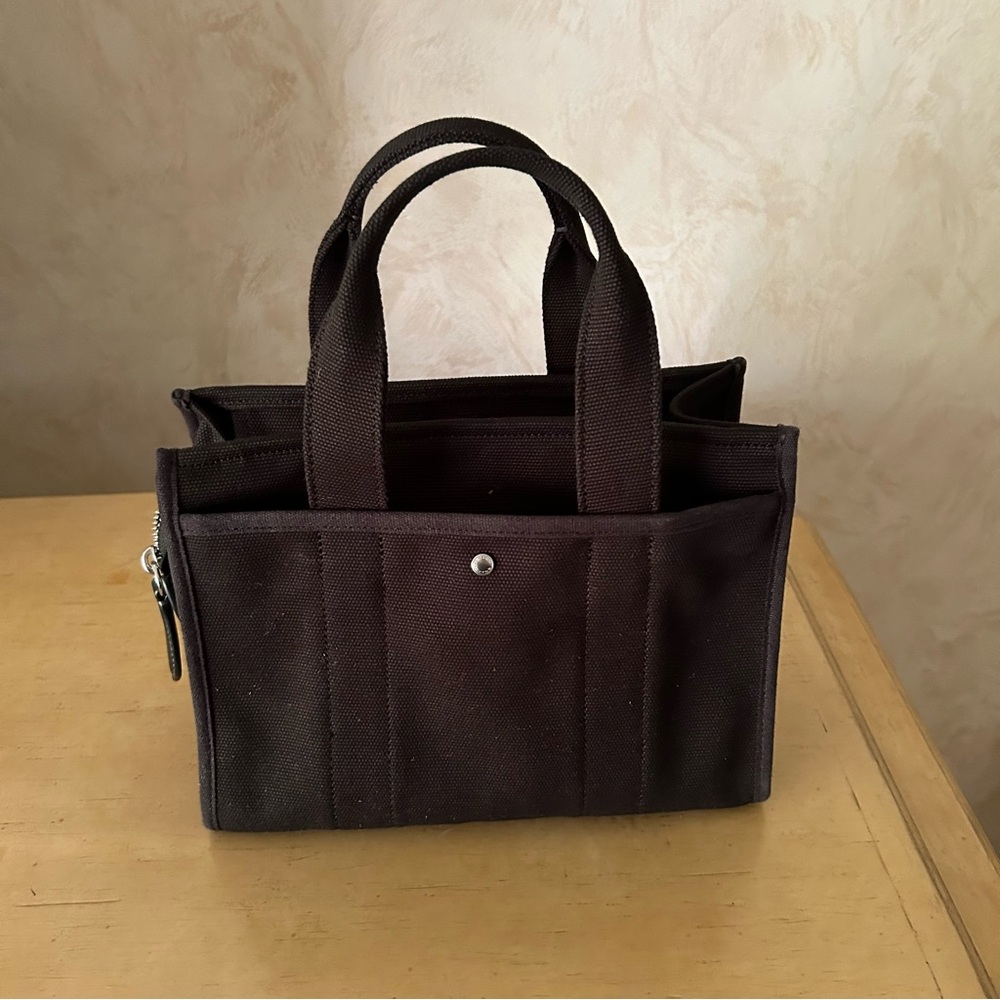 Coach cargo tote black canvas with gold script
Embroidery -CP164 cargo tote 26 - Picture 7 of 8